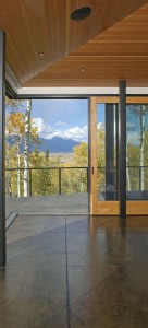 OPPOSITE The open glass corner accentuates the connection to the outdoor environment in this home by DYNIA Architects.