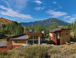 This new Mountain Modern home incorporates both standard and custom Sierra Pacific windows for outstanding views and energy efficiency. ARCHITECT Williams Partners. BUILDER Poster Construction. PHOTOS Courtesy of Williams Partners Architects.
